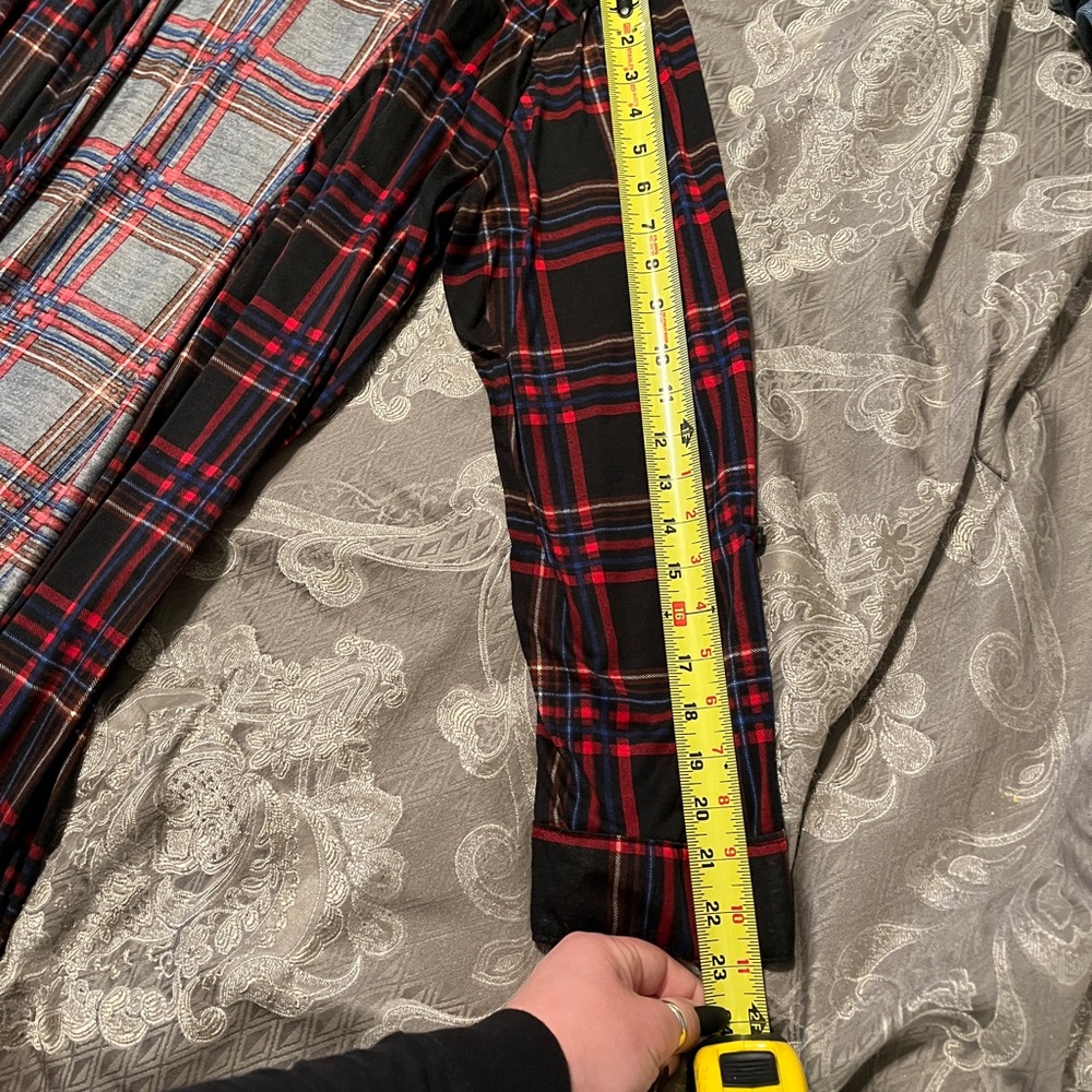 Black and red plaid cardigan - Picture 6 of 7